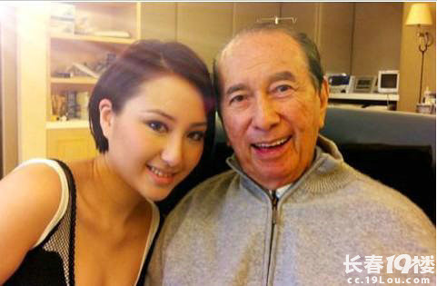 澳门赌王何鸿燊一生娶了四个老婆育有17个子