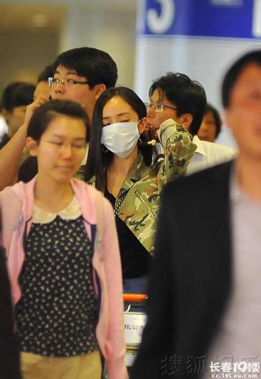 女星机场清凉装 <em>杨幂迷彩外套</em>、柳岩抹胸长裙