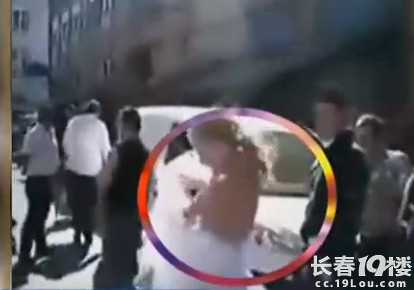 两新娘争新郎互殴撕烂婚纱 新郎被甩巴掌仅穿