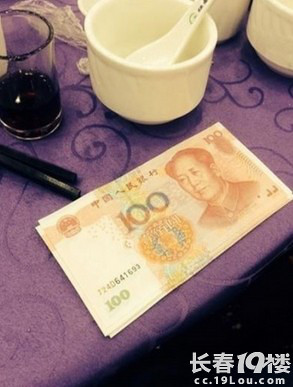 快去土豪婚宴上蹭饭 土豪婚礼压桌菜上钞票-活