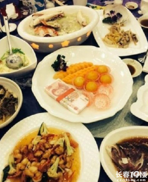 快去土豪婚宴上蹭饭 土豪婚礼压桌菜上钞票-活