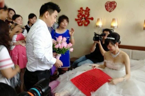 王皓和相恋3年女友大婚 张继科是伴郎 <em>王楠</em>也
