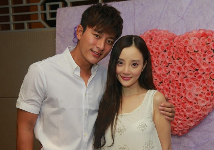 贾乃亮李小璐纸婚派对曝光 自制短片小璐落泪