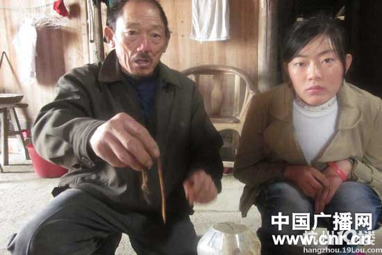 癫痫少女没钱治病 <em>毎日</em>吞30条活蚯蚓(图)-讲白