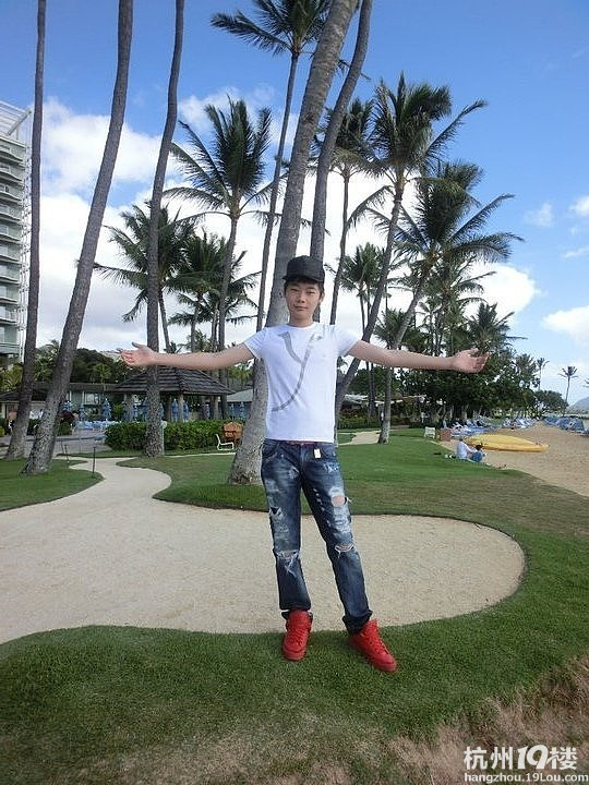 网传这个14岁富二代,各种女友各种炫富-拉风汽