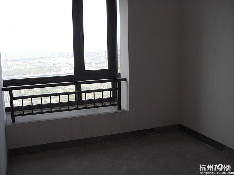 两房朝南一房朝北 客厅朝西 房子是西边套-出售