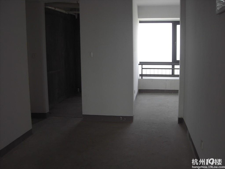 两房朝南一房朝北 客厅朝西 房子是西边套-出售