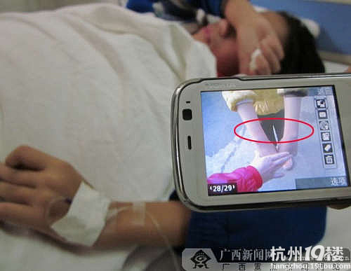 11岁男生小偷偷糖吃遭脱衣挂女孩牌示众-讲超市给女生机会图片
