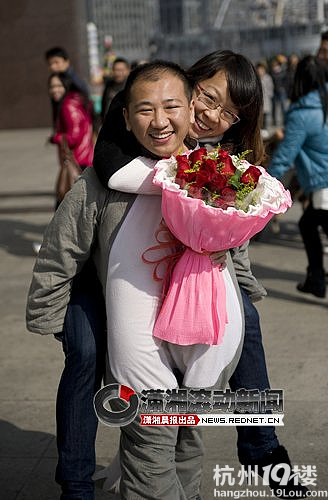 组图:湖南男子化身灰太狼大街求婚-情感沙龙