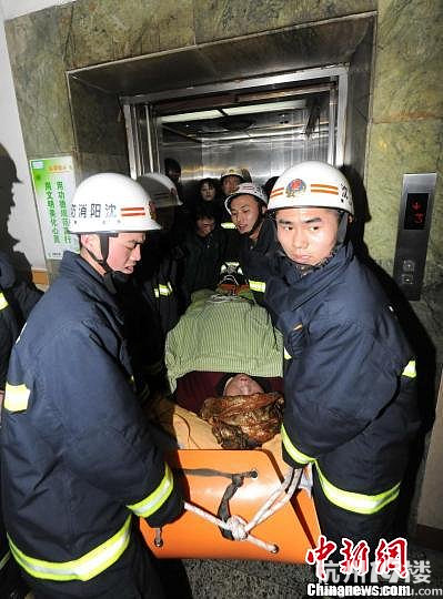 重350斤男子出门看病 8名消防官兵抬送(图)-温