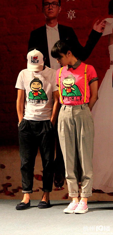 文章穿毛毛鞋与白百合搭配情侣装 看明星登对