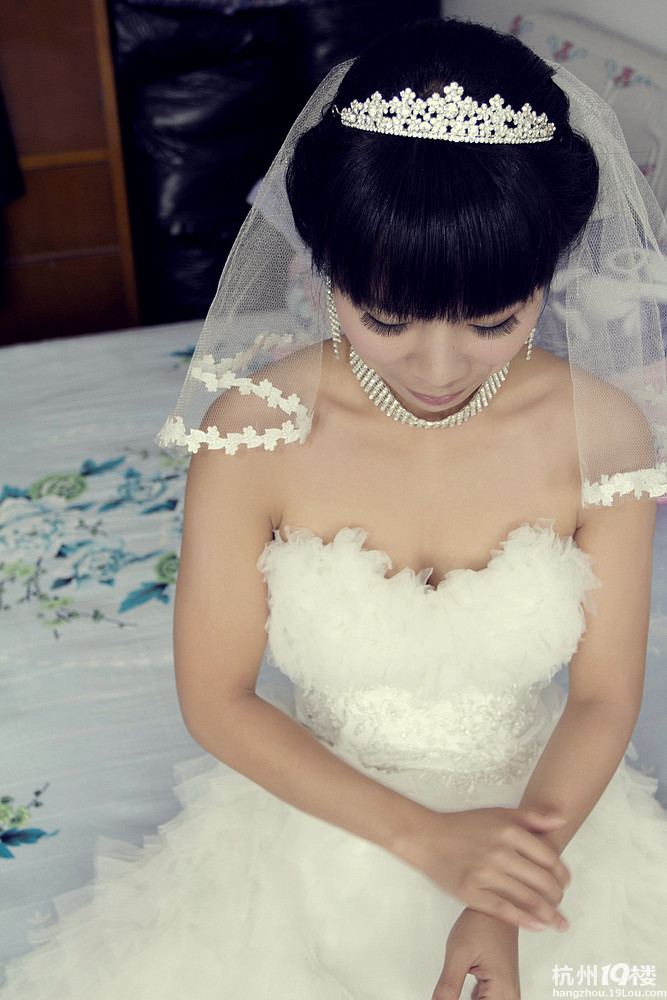 甜心蛋糕款公主婚纱和炫红闪亮抹胸礼服转让-