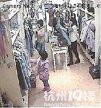 5岁女孩在妈妈掩护下盗窃服装店被监控拍下(组