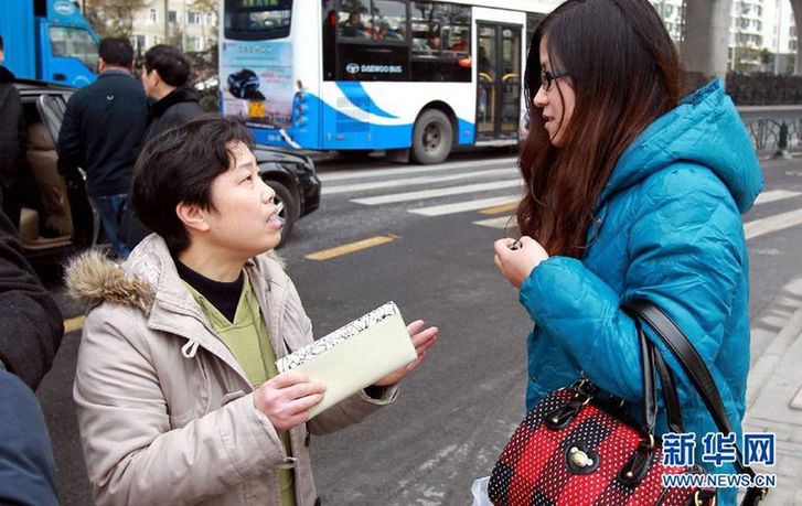 直击上海女便衣抓捕女扒手 (组图)