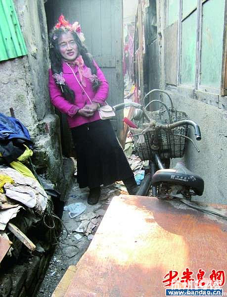 男扮女装爱读书看报 青岛 大喜哥 写400本日记