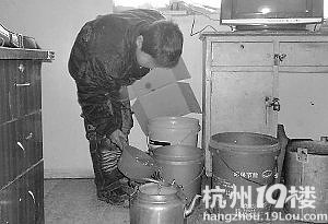 河北13歲艾滋病毒攜帶者連遭學(xué)校親人拋棄(圖)