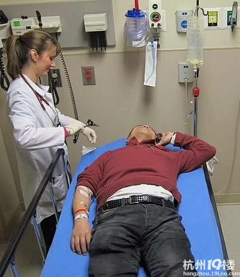 司马南赴美国过春节脑袋被夹受伤 引起网上哗