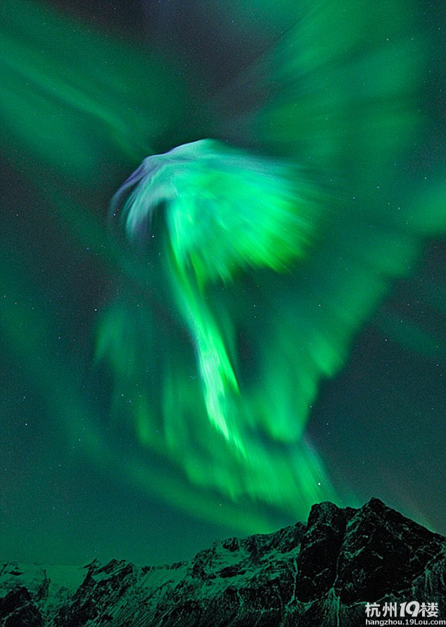 太阳风暴袭击地球 引发罕见北极光(高清组图)-