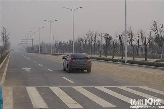 深夜排队买火车票的人伤不起,今年我开车回家