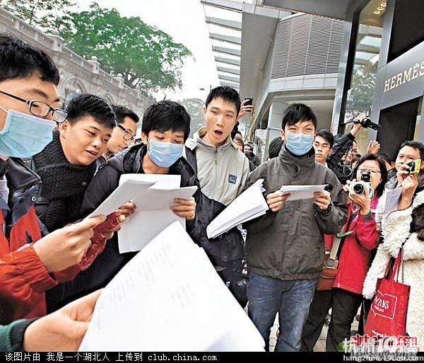 港民围堵大陆游客,当面唱《蝗虫歌》羞辱!-网友