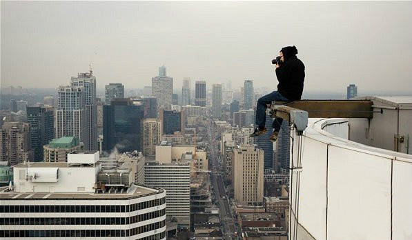不要往下看!命悬一线的疯狂楼顶摄影