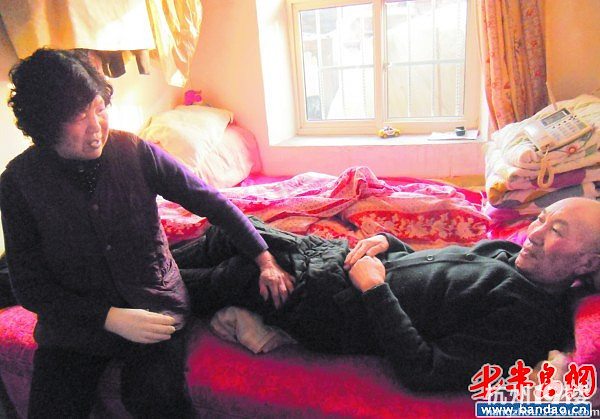 丈夫患病瘫痪在床 身残妻子一只手撑起家-讲白