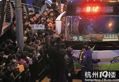 北京公交乘客爬窗挤车照片风传引热议(图)-讲