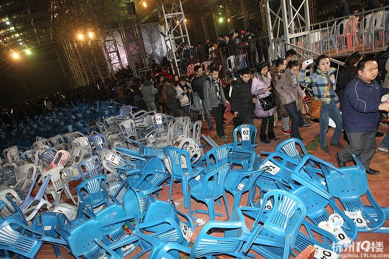 重庆王菲演唱会观众席滑塌(高清组图)-转贴之王