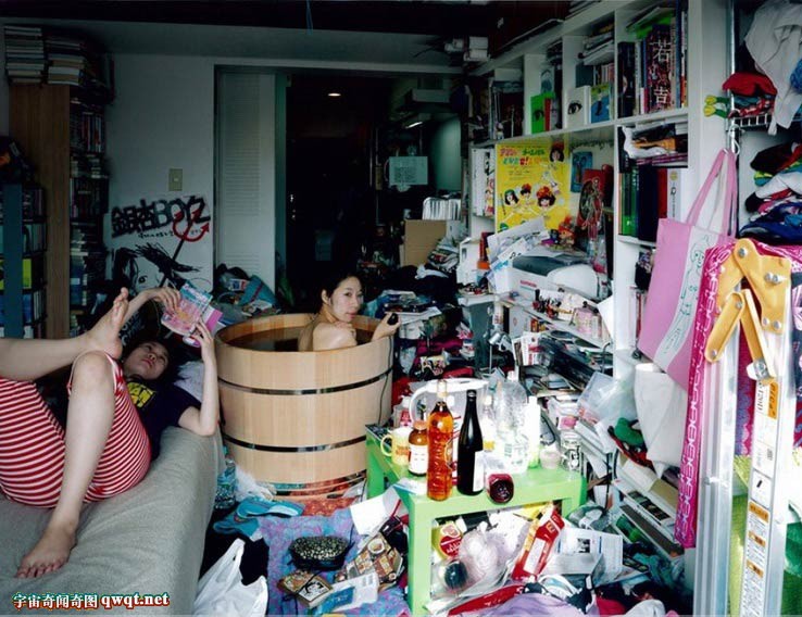 日本女摄影师 进百户人家裸体沐浴自拍(组图)-