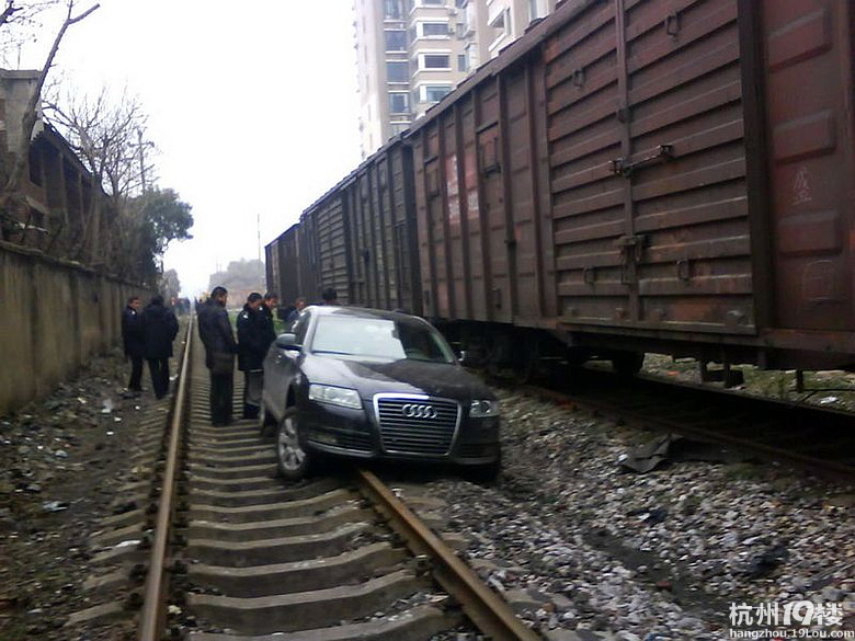 牛人倍出的酒驾行为 奥迪车开上了铁路-拉风汽