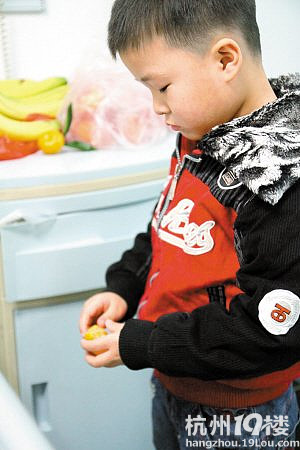 7岁男孩寄养在派出所长达20天 民警发微博求助