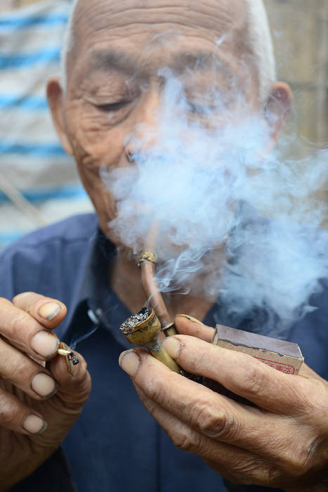 抽旱烟的老人