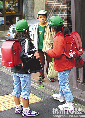 英国小学生书包这么重12.7公斤!美国小学生书