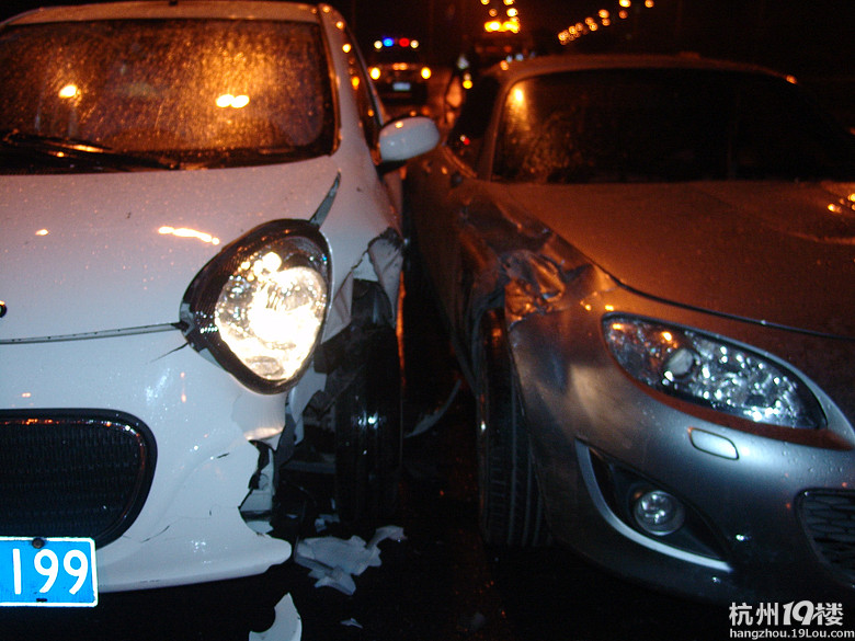 今天凌晨天目山路古墩路一老外酒驾撞车-其他