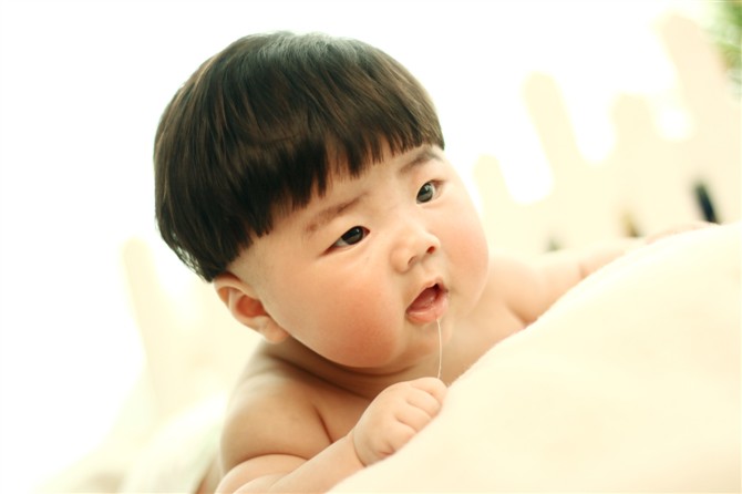 蘑菇头小美女的百日裸体照-宝宝秀-妈咪宝宝秀