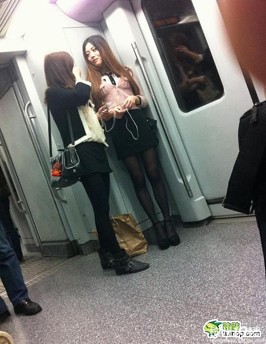 地铁抓拍黑丝妹纸贵在真实-地铁见闻-杭州地铁-杭州19楼