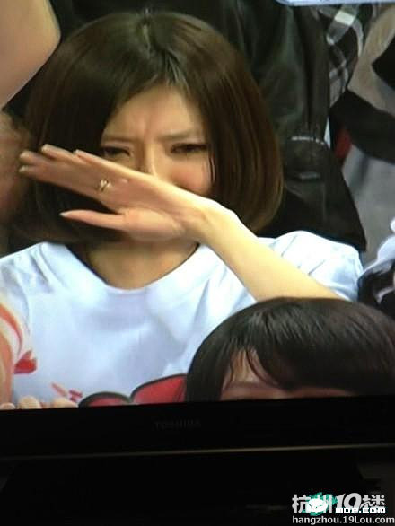 昨晚CBA总决赛北京队主场落泪女球迷-明星趣