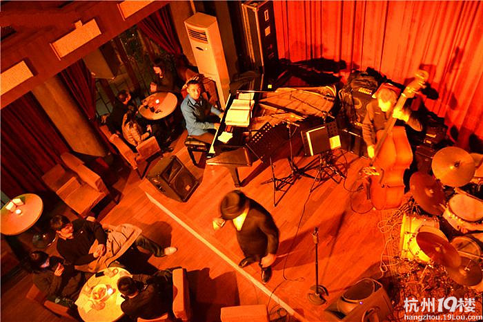 黄楼酒吧_昨天朋友突然很想听爵士,于是跑去黄