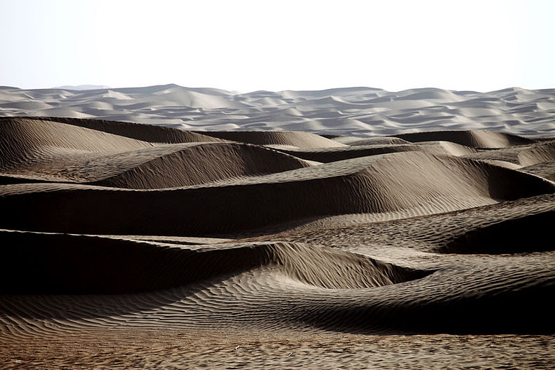 塔克拉玛干大沙漠--中国最大的沙漠-边走边拍-