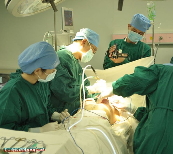 实拍国内隆胸整形手术全过程 乳房增大的背后