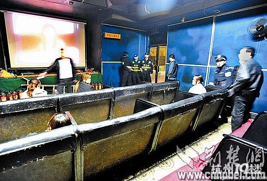 武汉百年影院播激情片 厅内有陪看女(图)-转贴