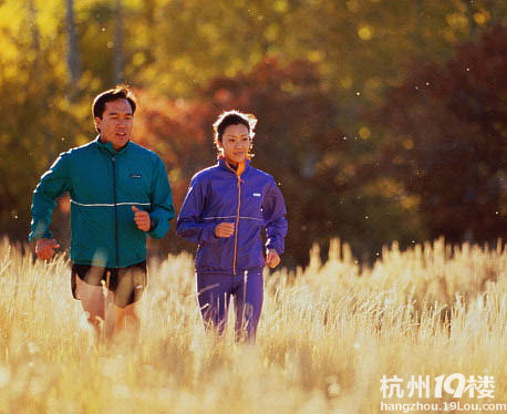 春秋季节练长跑 这些问题需注意-跑步-结伴健身