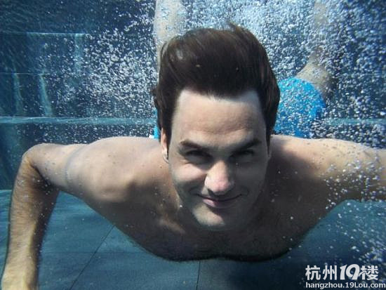 费德勒称已享受完假期 泳池内向粉丝送出祝福