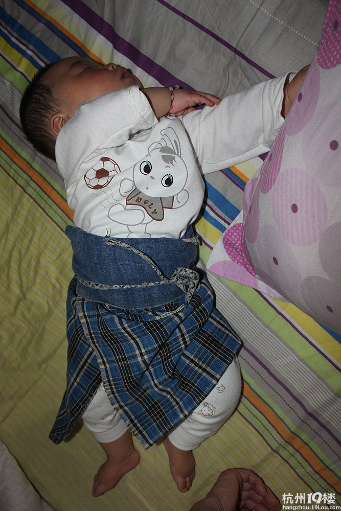 宝宝睡觉超人姿势,帅气~~-婴儿期(1-12个月)-孩