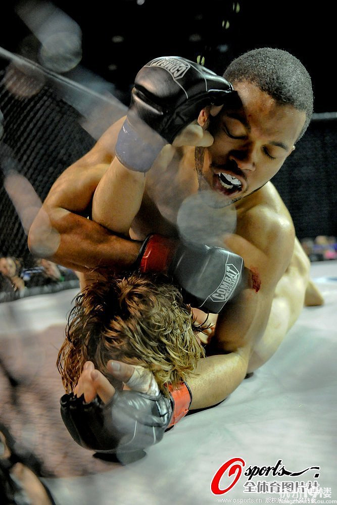 美国拳赛精彩表情 男女拳手血染笼斗场-明星趣