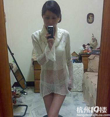 内衣网店店主手机自拍当模特