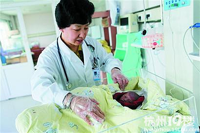 初生男婴被装鞋盒内丢弃过道 全身鲜血淋淋(图