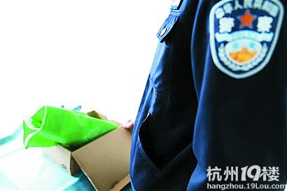 初生男婴被装鞋盒内丢弃过道 全身鲜血淋淋(图