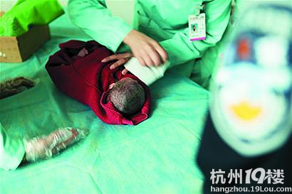 初生男婴被装鞋盒内丢弃过道 全身鲜血淋淋(图