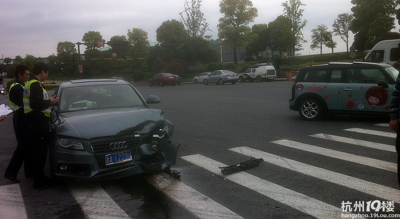 奥迪撞宝马撞奔驰 钱江新城今早这起车祸太彪